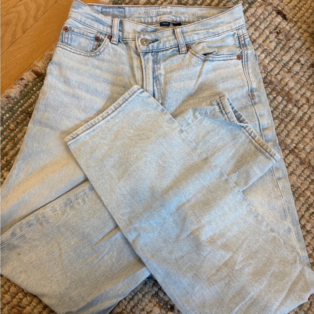 Light Wash American Eagle Cross Button Jeans (short)